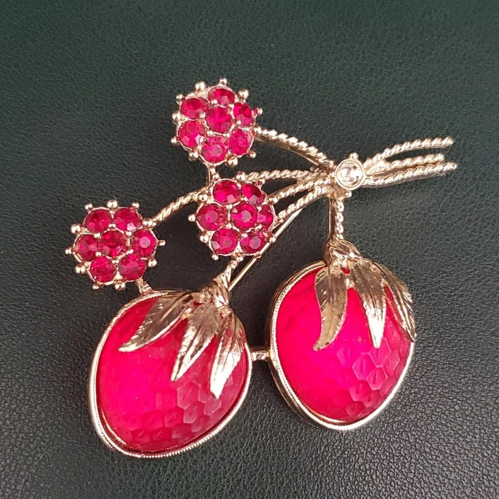 Sarah Coventry Vintage Red Strawberry Rhinestone Brooch Gold Tone Fruit Pin